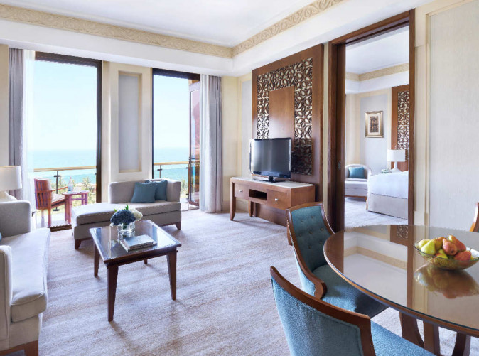 0023_Hotel Al Bustan Palace_ Ritz-Carlton_Oman_Schoene Aussichten Touristik_Executive Suite Sea View - living room